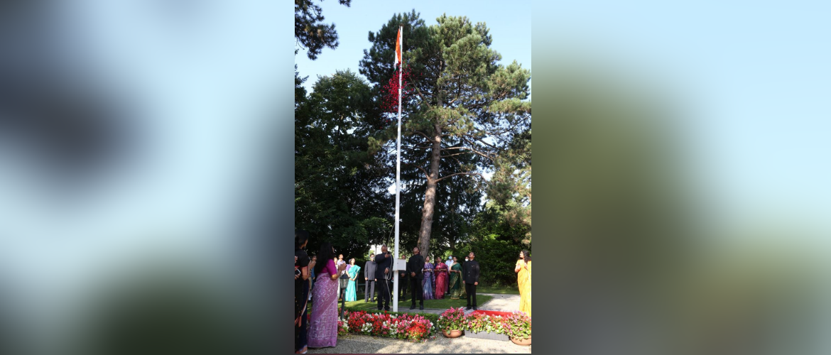  Amb. Indra Mani Pandey hoisting the national flag on 15 August 2021 at India House.